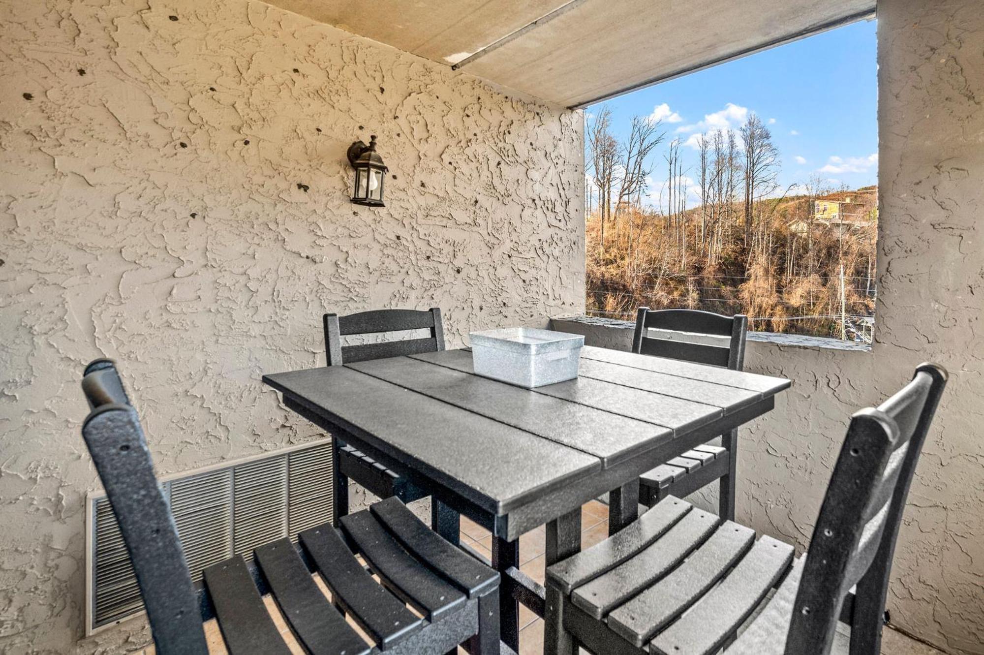 Corner Unit Balcony Free Tix Location Villa Гетлинбург Екстериор снимка